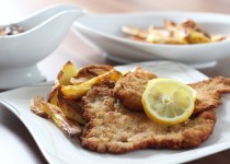 Paniertes Schnitzel mit Ofenkartoffeln