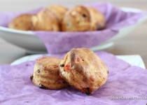 Scones mit Kirschen und Rosinen